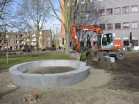 907791 Afbeelding van de aanleg van een rond zitelement op de groenstrook tussen de Goeman Borgesiuslaan (achtergrond) ...